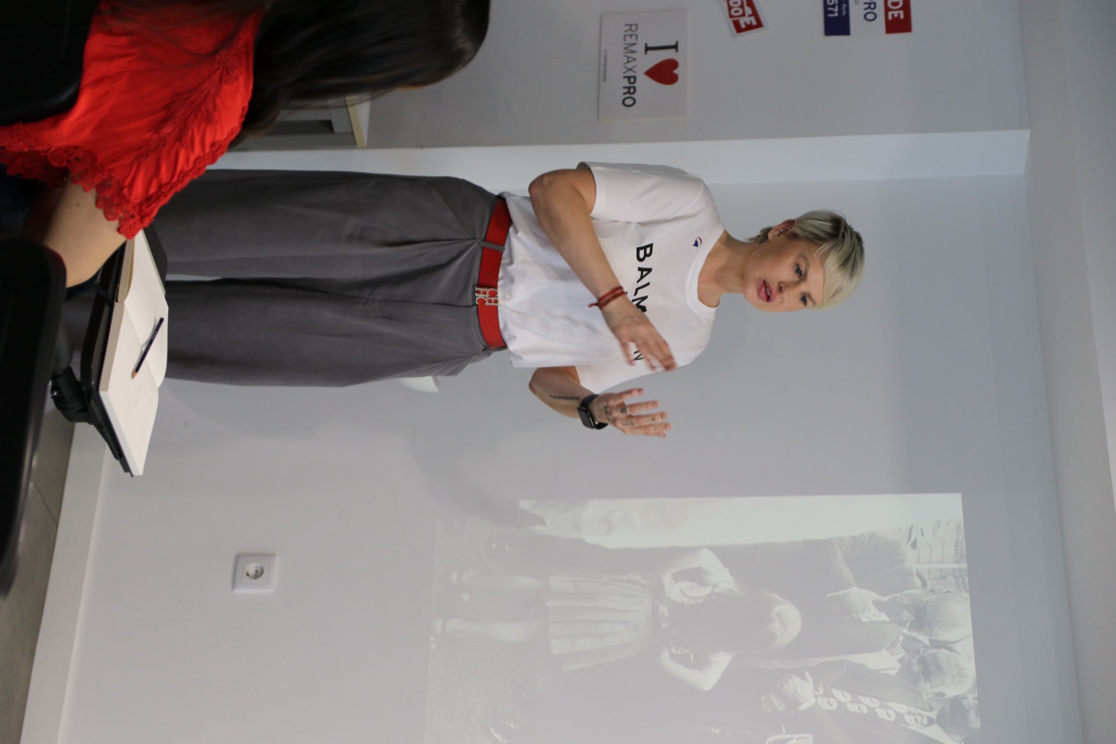 Consultora RE/MAX PRO em apresentação